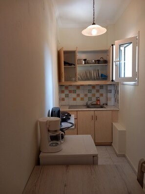 Studio, Garden View | Private kitchen | Mini-fridge, oven, stovetop, cookware/dishes/utensils