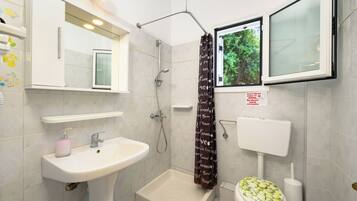 Apartamento, vistas al mar | Baño | Ducha, secador de pelo y toallas