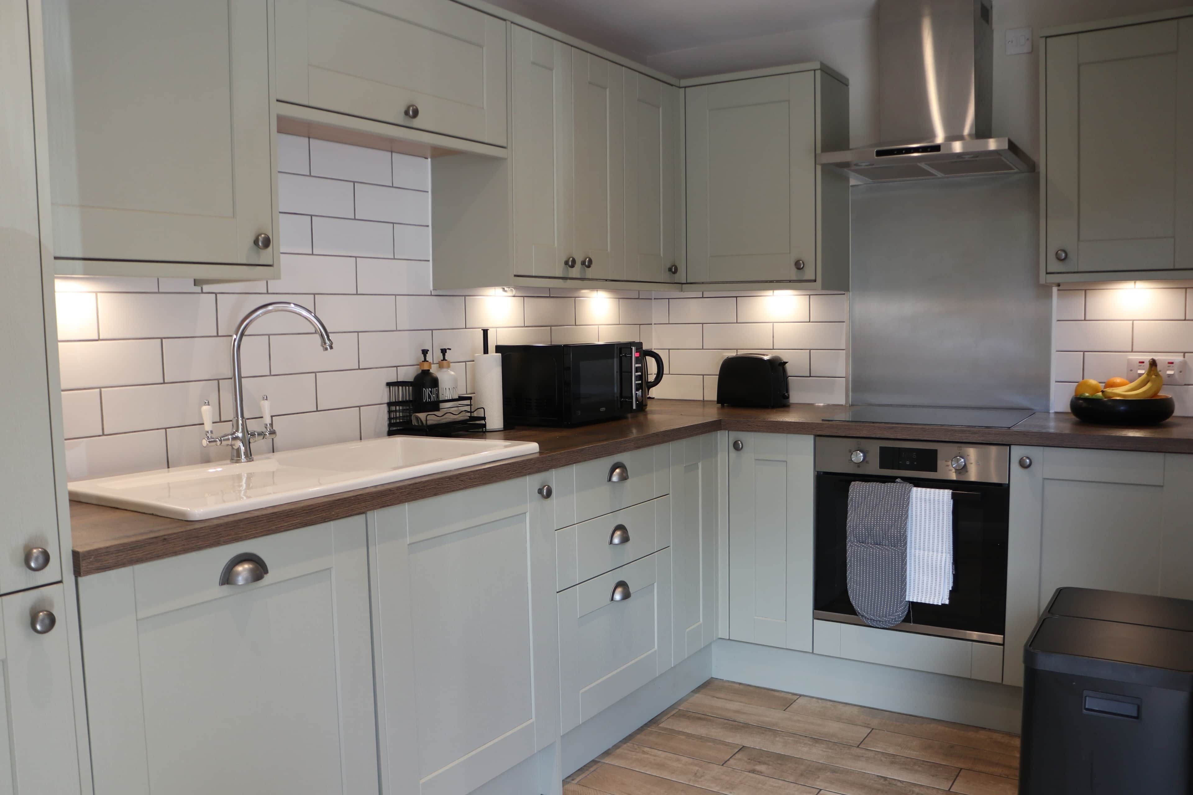 Kühlschrank, Mikrowelle, Ofen, Geschirrspüler