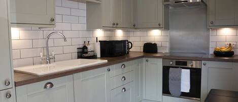 ثلاجة، ميكروويف، فرن، غسالة أطباق