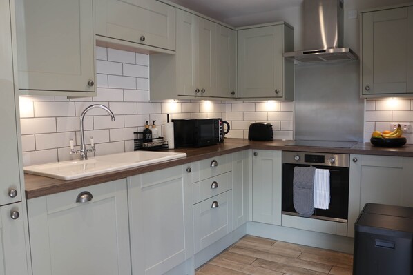 ثلاجة، ميكروويف، فرن، غسالة أطباق