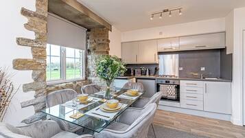 Family Apartment, 3 Bedrooms, Non Smoking, River View | Dapur peribadi