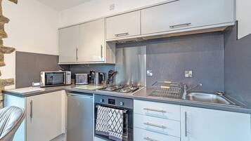 Family Apartment, 3 Bedrooms, Non Smoking, River View | Dapur peribadi