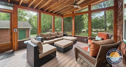 Lake Geneva Escape 4BR Arcade Fire Pit and Deck