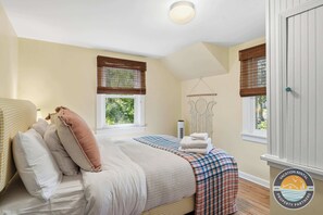 4 bedrooms, desk, iron/ironing board, travel cot - Lake Geneva Escape with Arcade, Fire Pit and Deck (Lake Geneva)