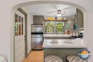 Fridge, microwave, oven, stovetop - Lake Geneva Escape with Arcade, Fire Pit and Deck (Lake Geneva)