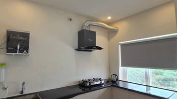 Luxury Studio Suite, Balcony, Hill View | Private kitchen | Cookware/dishes/utensils