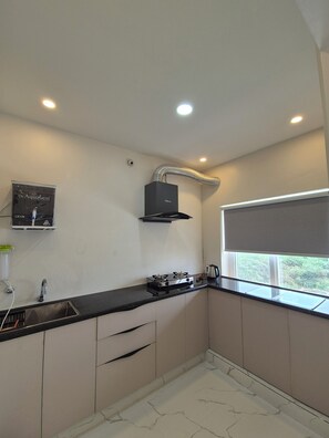 Suite estudio de lujo, balcón, vista a la colina | Cocina privada | Utensilios de cocina 