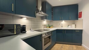 Fridge, microwave, oven, stovetop - 208 Hatton Garden - 1 Bed Family Flat - Free Parking (Liverpool)