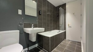 Hair dryer, soap, shampoo, toilet paper - 208 Hatton Garden - 1 Bed Family Flat - Free Parking (Liverpool)