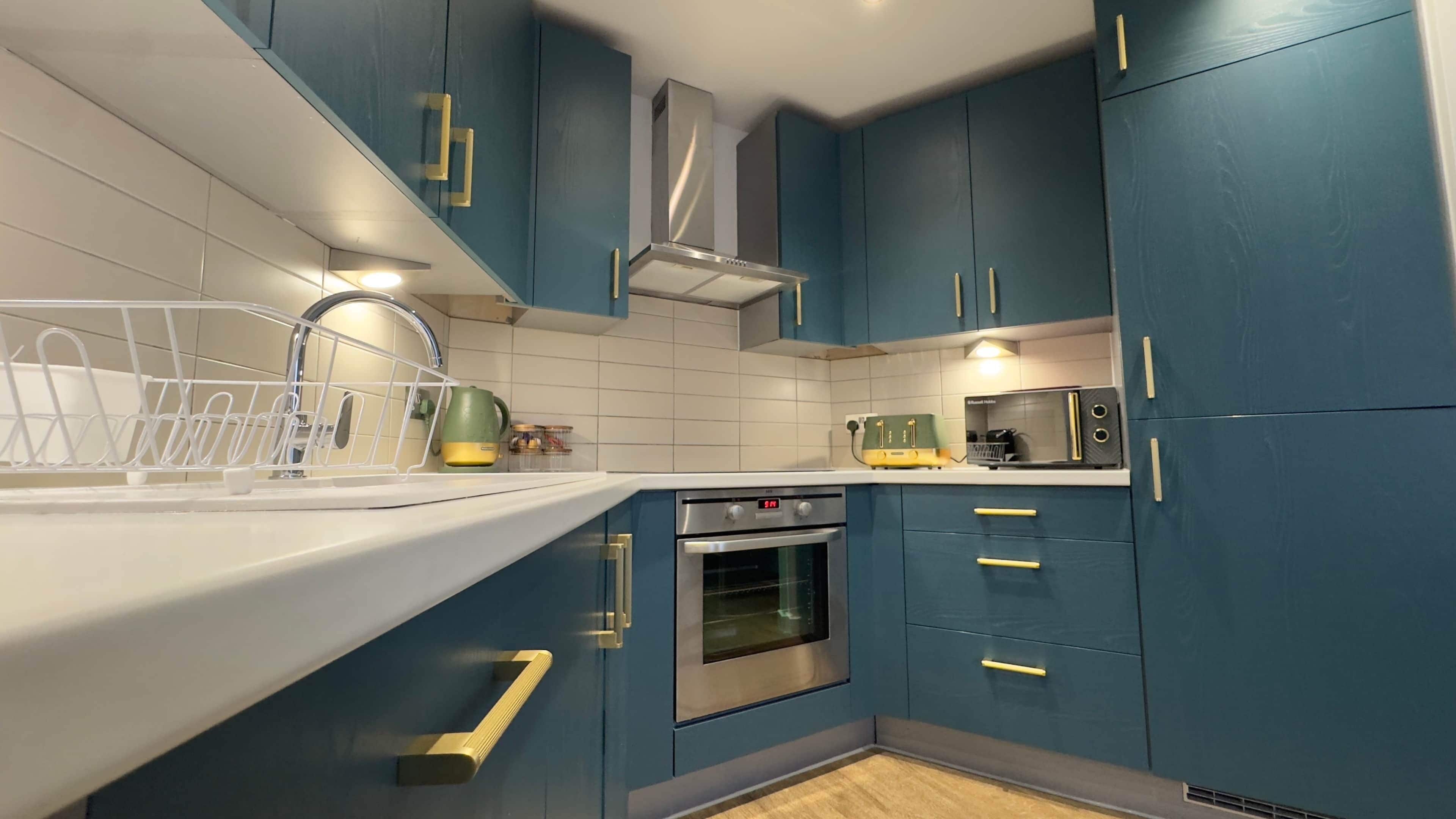 Køleskab, mikrobølgeovn, ovn, kogeplade