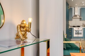Une cuisine moderne équipée d’une cuisinière, d’un four et de placards.