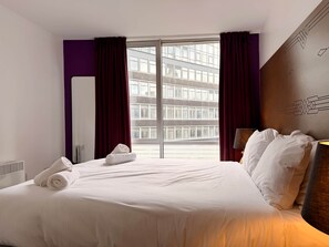 2 bedrooms, in-room safe, iron/ironing board, free WiFi