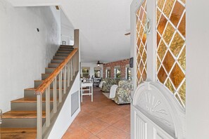 المنشأة من الداخل