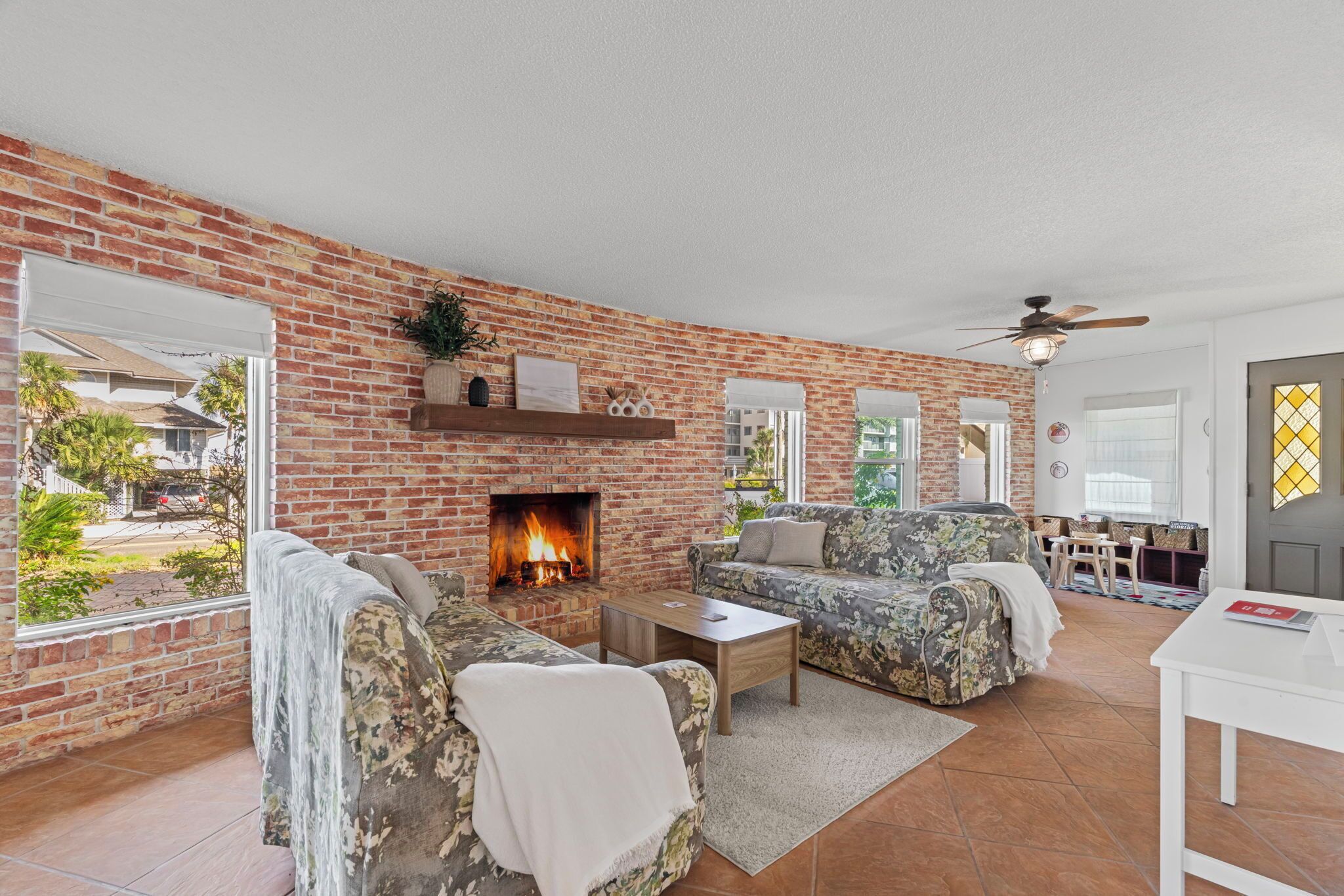 Een televisie en een open haard