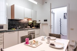 Fridge, microwave, dishwasher - Spacious apartment near the historic center, close to supermarkets and restaurants. It features a large entrance, fully equipped kitchen with dishwasher, storage room, and two balconies. Two bedrooms with queen-size beds, shared bathroom, fast WiFi, wash (Firenze)