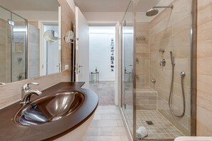Dusche, Haartrockner, Bidet, Handtücher