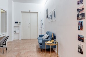 Interior - Spacious apartment near the historic center, close to supermarkets and restaurants. It features a large entrance, fully equipped kitchen with dishwasher, storage room, and two balconies. Two bedrooms with queen-size beds, shared bathroom, fast WiFi, wash (Firenze)