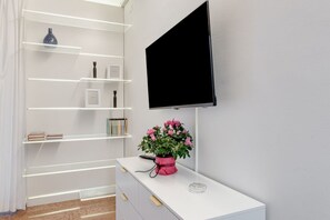 Interior - Spacious apartment near the historic center, close to supermarkets and restaurants. It features a large entrance, fully equipped kitchen with dishwasher, storage room, and two balconies. Two bedrooms with queen-size beds, shared bathroom, fast WiFi, wash (Firenze)
