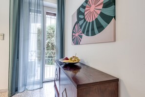 Interior - Spacious apartment near the historic center, close to supermarkets and restaurants. It features a large entrance, fully equipped kitchen with dishwasher, storage room, and two balconies. Two bedrooms with queen-size beds, shared bathroom, fast WiFi, wash (Firenze)