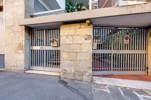 Exterior detail - Spacious apartment near the historic center, close to supermarkets and restaurants. It features a large entrance, fully equipped kitchen with dishwasher, storage room, and two balconies. Two bedrooms with queen-size beds, shared bathroom, fast WiFi, wash (Firenze)