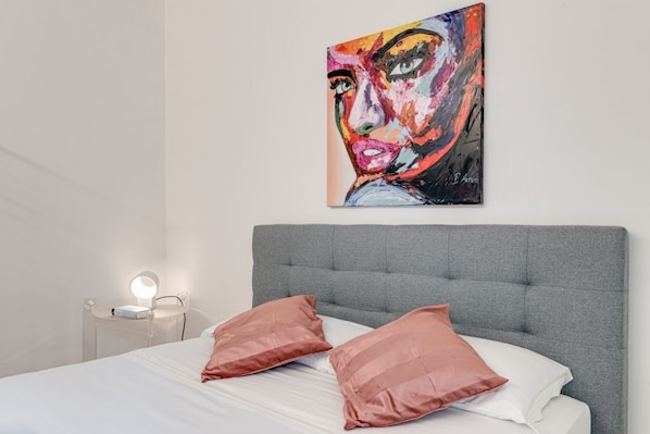 2 bedrooms, iron/ironing board, bed sheets