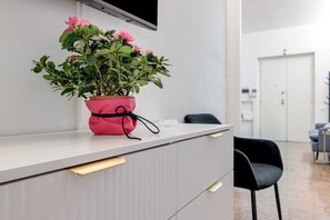 Interior - Spacious apartment near the historic center, close to supermarkets and restaurants. It features a large entrance, fully equipped kitchen with dishwasher, storage room, and two balconies. Two bedrooms with queen-size beds, shared bathroom, fast WiFi, wash (Firenze)