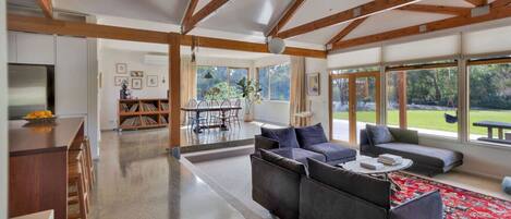 Een televisie en een open haard