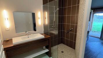Douche, sèche-cheveux, serviettes fournies, savon