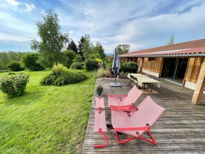 Terrace/patio - Warm and atypical group gîte in the heart of nature (Domaize)