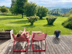 Terrace/patio - Warm and atypical group gîte in the heart of nature (Domaize)