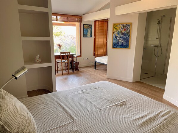 4 bedrooms, iron/ironing board, WiFi - Atypical and cosy gîte with 4 large bedrooms and bathrooms (Domaize)