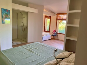 4 slaapkamers, een strijkplank/strijkijzer, wifi