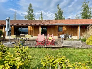 Outdoor dining - Atypical and cosy gîte with 4 large bedrooms and bathrooms (Domaize)