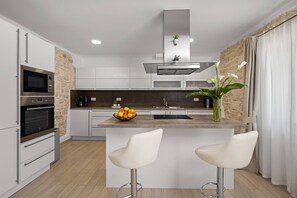 Réfrigérateur, micro-ondes, plaque de cuisson, lave-vaisselle