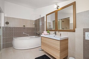 Ducha, artículos de higiene personal gratuitos y secador de pelo