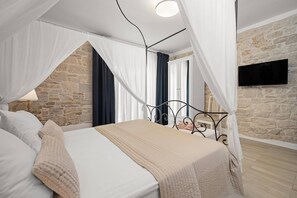 4 عدّة غرف نوم ومكواة/لوح كي وخدمة الإنترنت وملاءات أسرّة