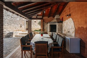 تناول الطعام بالخارج