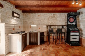 ثلاجة، ميكروويف، موقد طهي مسطح، غسالة أطباق