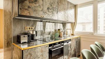 Apartment, City View | Private kitchen | Fridge, microwave, oven, stovetop