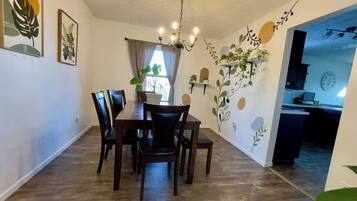 Rumah, 3 kamar tidur, kolam renang pribadi, pemandangan kolam renang | Ruang makan