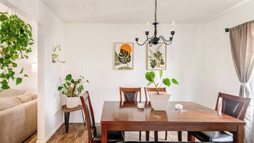 Rumah, 3 kamar tidur, kolam renang pribadi, pemandangan kolam renang | Ruang makan