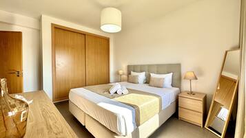 1 bedroom, bed sheets