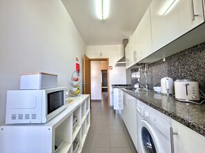 Microondas, cafetera/tetera, utensilios de cocina