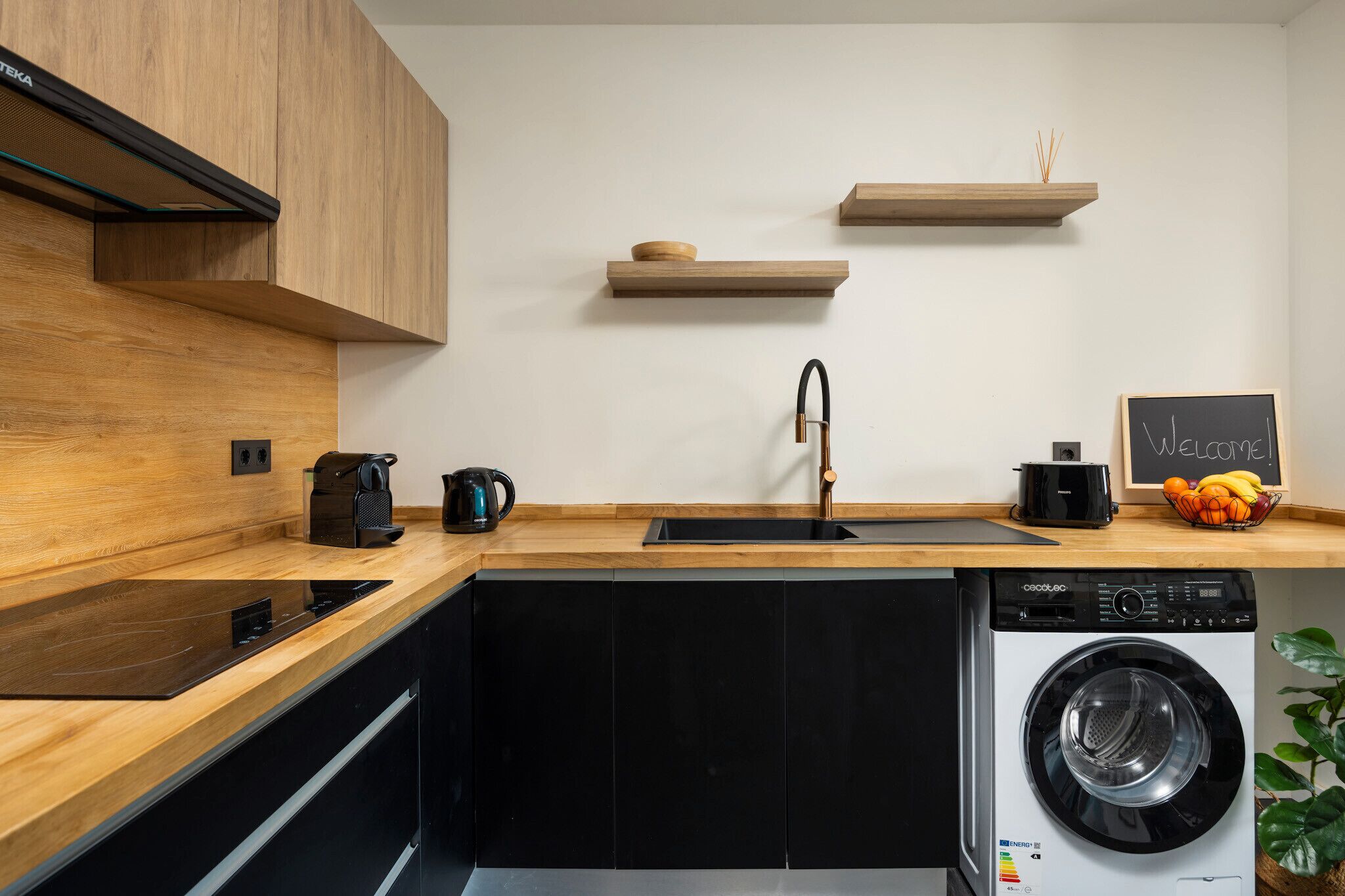 Frigorífico, microondas, placa de cocina y lavavajillas