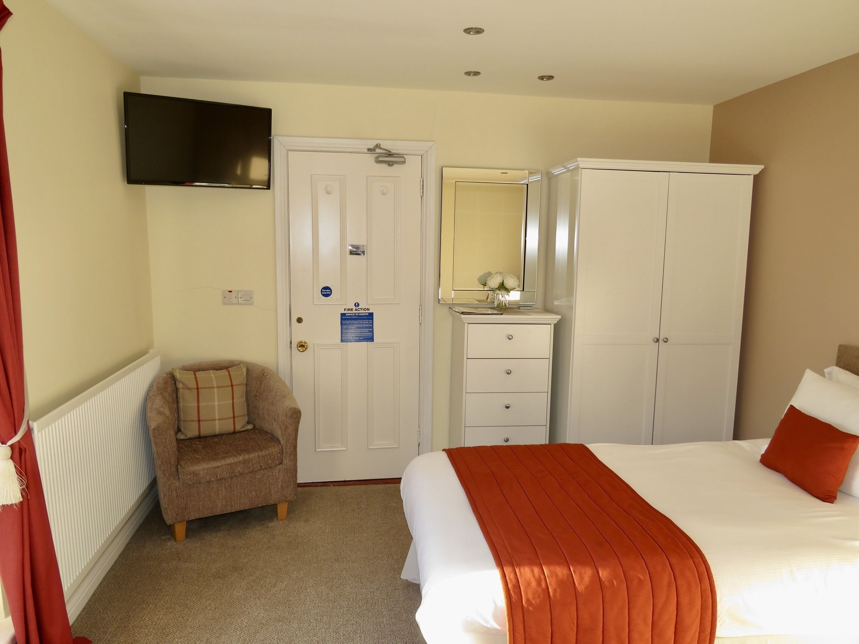 Familiesuite, eget bad (Room 4) | Blendingsgardiner, strykejern/-brett og wi-fi (inkludert)