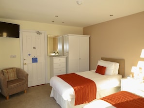 Family Suite, Ensuite (Room 4) | Blackout drapes, iron/ironing board, free WiFi - Glendale Cushendall (Cushendall)