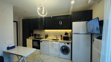 Condo, vista al resort | Cocina privada | Refrigerador con congelador, microondas, horno y parrilla de estufa