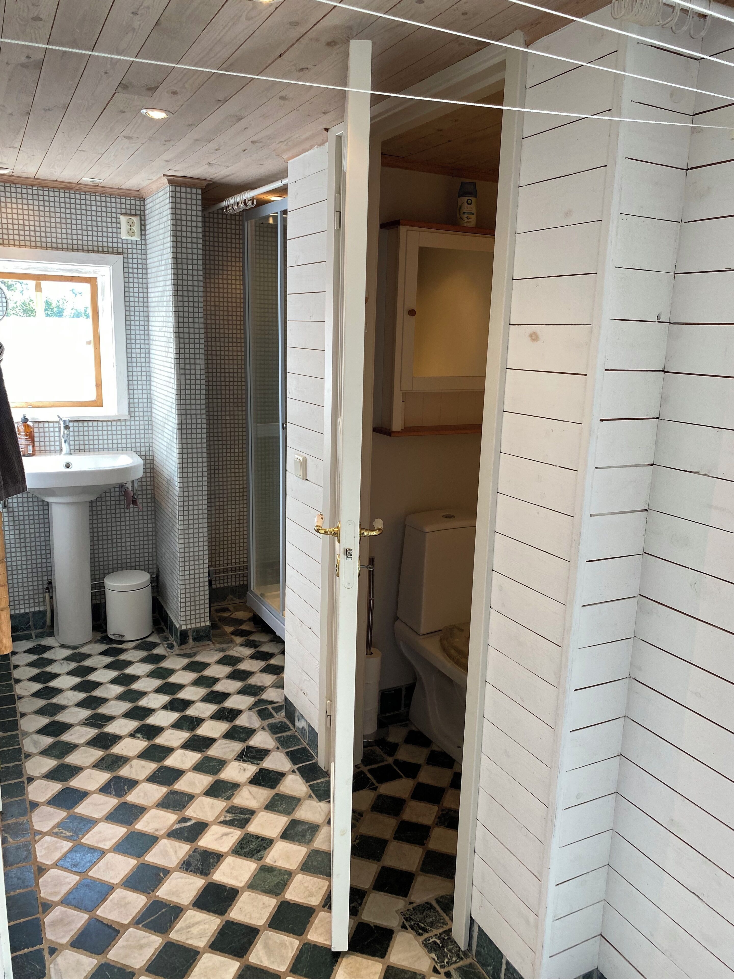 Dusch, hårtork, handdukar och tvål