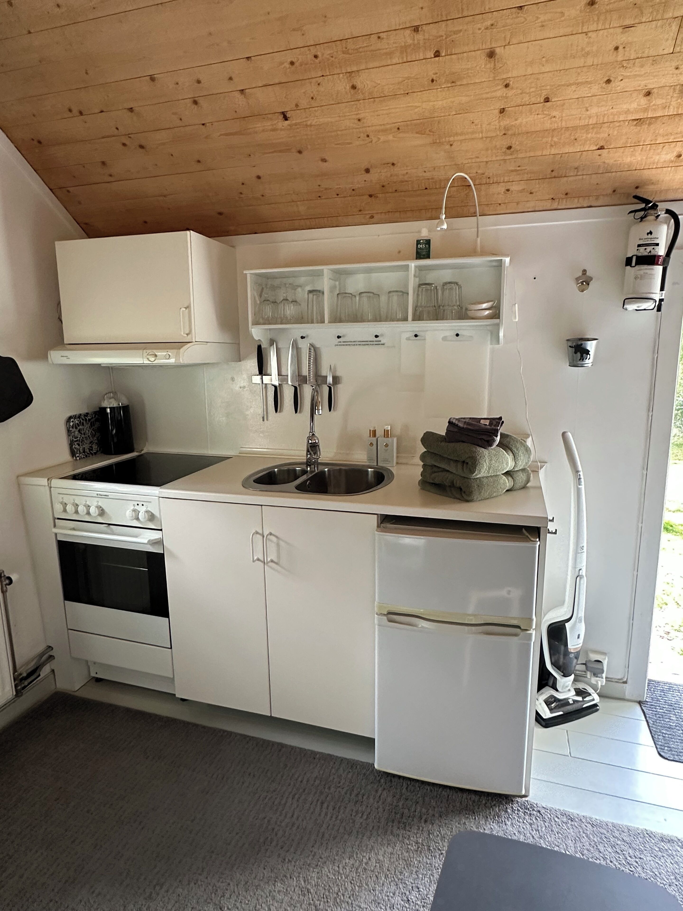 Refrigerador, microondas, horno y parrilla de estufa 